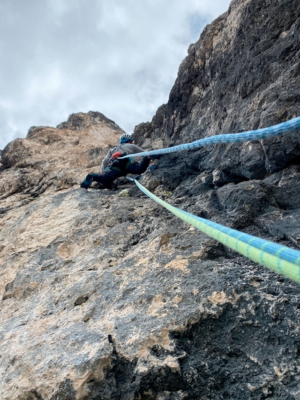 Sassopiatto, Dolomiti, Aaron Moroder, Franziska Rizzi, Cascata Estiva - Durante l'apertura di Cascata Estiva sul Sassopiatto, Dolomiti (Aaron Moroder, Franziska Rizzi 2022)