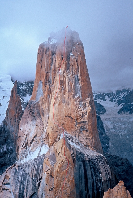 Silvo Karo - Eternal Flame, Nameless Tower, Trango Towers. Nel 2006 Silvo Karo ha completato la prima salita in giornata