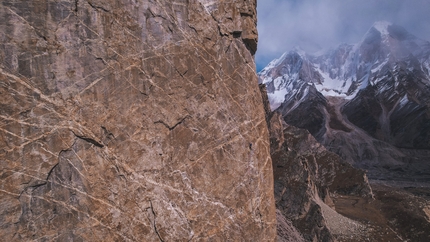 Kirti-Nose, India, Garwahl Himalaya, Jonas Schild, Andy Schnarf, Stephan Siegrist - Stephan Siegrist at the sixth belay of 'Between two Parties' (350m, 7b/A3) in the Garwahl Himalaya of India (Jonas Schild, Andy Schnarf and Stephan Siegrist 10/2022)