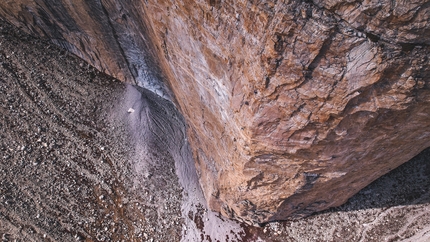 Kirti-Nose, India, Garwahl Himalaya, Jonas Schild, Andy Schnarf, Stephan Siegrist - Stephan Siegrist in arrampicata artificiale sul 9° tiro di 'Between two Parties' (350m, 7b/A3) nel Garwahl Himalaya in India (Jonas Schild, Andy Schnarf e Stephan Siegrist 10/2022)