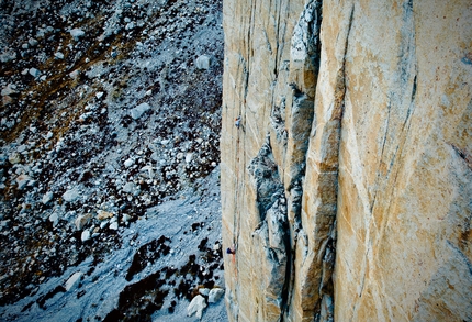 Kirti-Nose, India, Garwahl Himalaya, Jonas Schild, Andy Schnarf, Stephan Siegrist - Jonas Schild sulle fessure del second tiro di 'Between two Parties' (350m, 7b/A3) nel Garwahl Himalaya in India (Jonas Schild, Andy Schnarf e Stephan Siegrist 10/2022)