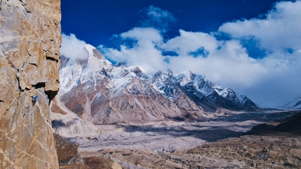 Kirti-Nose, India, Garwahl Himalaya, Jonas Schild, Andy Schnarf, Stephan Siegrist - Jonas Schild below the obvious roof pf pitch 7 while making the first ascent of 'Between two Parties' (350m, 7b/A3) in the Garwahl Himalaya of India (Jonas Schild, Andy Schnarf and Stephan Siegrist 10/2022)