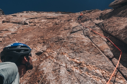 Kirti-Nose, India, Garwahl Himalaya, Jonas Schild, Andy Schnarf, Stephan Siegrist - Stephan Siegrist establishing pitch 6 of 'Between two Parties' (350m, 7b/A3) in the Garwahl Himalaya of India (Jonas Schild, Andy Schnarf and Stephan Siegrist 10/2022)