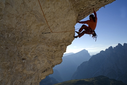 Alexander Huber, Pan Aroma - Alexander Huber durante la prima salita di Pan Aroma 8c, Cima Ovest, Lavaredo, Dolomiti