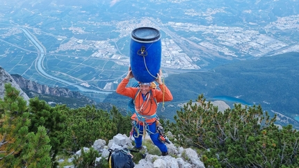 Il Re del Brenta, Paganella, Luca Giupponi, Rolando Larcher - Luca Giupponi e il magico bidone durante l'apertura di Il Re del Brenta in Paganella (2022)