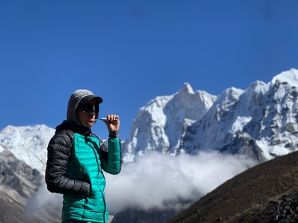 Sato Pyramide, Nepal, Silvia Loreggian, Stefano Ragazzo - Silvia Loreggian e sullo sfondo lo Jannu, Nepal