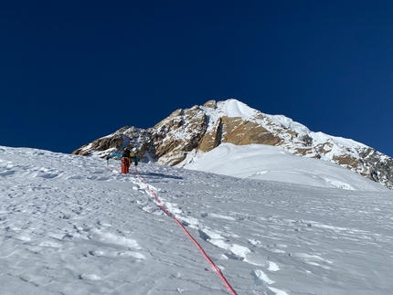 Sato Pyramide, Nepal, Silvia Loreggian, Stefano Ragazzo - Silvia Loreggian facendo traccia sul ghiacciaio, Sato Pyramide, Nepal