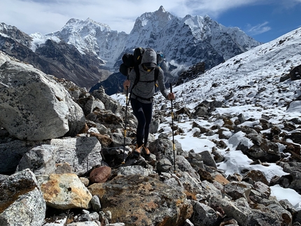 Sato Pyramide, Nepal, Silvia Loreggian, Stefano Ragazzo - Silvia Loreggian in salita verso il campo base avanzato di Sato Pyramide, Nepal