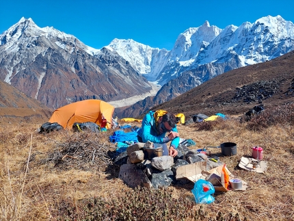 Sato Pyramide, Nepal, Silvia Loreggian, Stefano Ragazzo - Stefano Ragazzo e la daily life al campo base di Sato Pyramide, Nepal