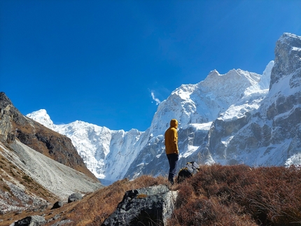 Sato Pyramide, Nepal, Silvia Loreggian, Stefano Ragazzo - Stefano Ragazzo e lo Jannu sullo sfondo