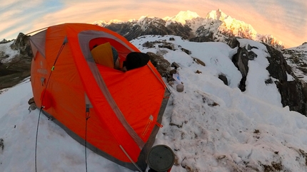 Sato Pyramide, Nepal, Silvia Loreggian, Stefano Ragazzo - Stefano Ragazzo e Silvia Loreggian al tramonto al campo base avanzato di Sato Pyramide, Nepal