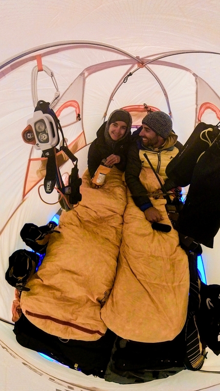 Sato Pyramide, Nepal, Silvia Loreggian, Stefano Ragazzo - Stefano Ragazzo e Silvia Loreggian in tenda al campo base avanzato di Sato Pyramide, Nepal