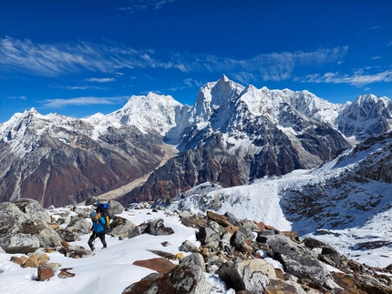 Sato Pyramide, Nepal, Silvia Loreggian, Stefano Ragazzo - Stefano Ragazzo in salita verso il campo base avanzato di Sato Pyramide, Nepal