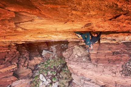 Bronwyn Hodgins, Necronomicon, Canyonlands, Utah, USA - Bronwyn Hodgins ripete Necronomicon, Canyonlands, Utah, USA. Da notare il lungo runout sul passaggio chiave.