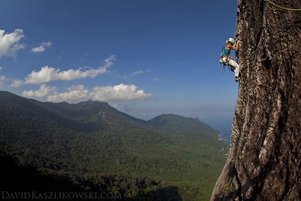 Polish Princess, Malysia - Eliza Kubarska on pitch 4 (7a) of Polish Princess (7b+ max, 270m), Dragon’s Horns, Malaysia