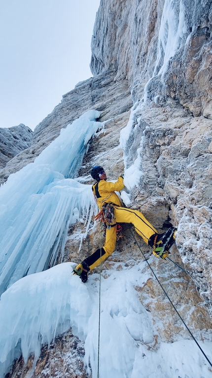 Pordoi, Dolomiti, Simon Gietl, Andrea Oberbacher, Avatar  - Simon Gietl durante la prima salita di 'Avatar' sul Sass Pordoi, Dolomiti il 10/12/2022