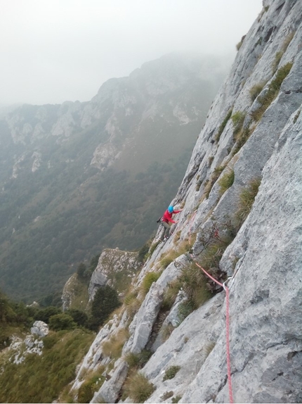 Pizzo dei Nibbi, Pilastro di Prada, Grignetta, Grigne, Ivo Ferrari - Federica Maslowsky in arrampicata al Pizzo dei Nibbi, Grignetta