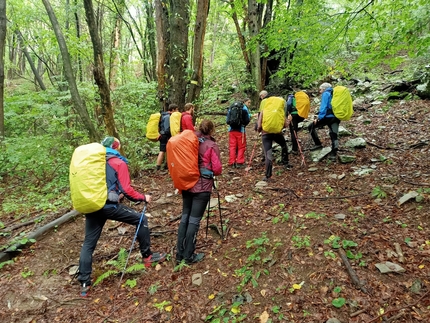Formazione accompagnatore di media montagna - Formazione accompagnatore di media montagna: lezione nel bosco