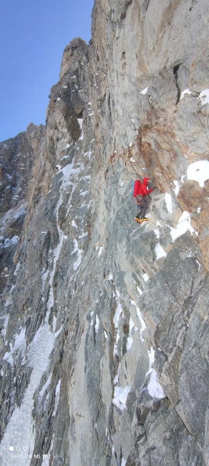 Grandes Jorasses, No Siesta, Christophe Dumarest, Tom Livingstone - Tom Livingstone su No Siesta, parete nord delle Grandes Jorasses