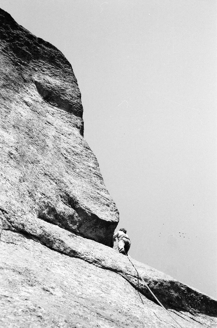 Luna Nascente, Val di Mello, Antonio Boscacci, Mirella Ghezzi, Graziano Milani - Antonio Boscacci in apertura del quinto tiro di Luna Nascente allo Scoglio delle Metamorfosi in Val di Mello il 3 settembre 1978 (Antonio Boscacci, Mirella Ghezzi, Graziano Milani). Da notare la classe di Boscacci e il lungo runout