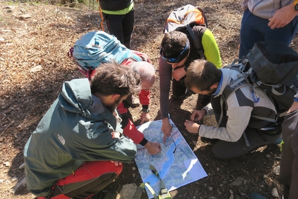 Accompagnatori di media montagna, Lombardia, Guide alpine Lombardia - Per diventare Accompagnatore di media Montagna è necessario frequentare il corso di formazione che ha una durata di 550 ore comprese in circa 60 giorni nell’arco di un anno solare. Al termine del corso occorre sostenere un esame per conseguire l’abilitazione professionale