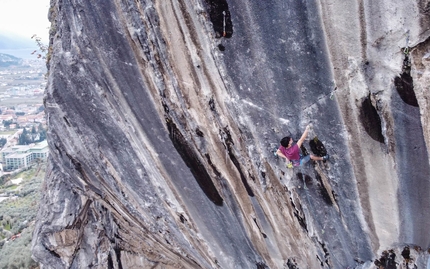 Giovanni Placci - Giovanni Placci si aggiudica la terza salita di Bombardino a Bus de La Stria ad Arco, dopo Adam Ondra e Stefano Ghisolfi.