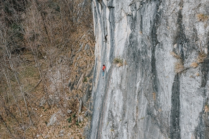 Andrea Gelfi e la placca sospesa nel tempo delle Alpi Apuane