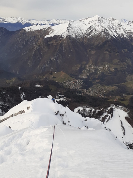 Via Gigante Buono, Monte Croce, Ivo Ferrari, Flavio Leoni - Flavio Leoni durante la prima invernale della Via Gigante Buono al Monte Croce (Alpi Orobie) il 23/12/2022