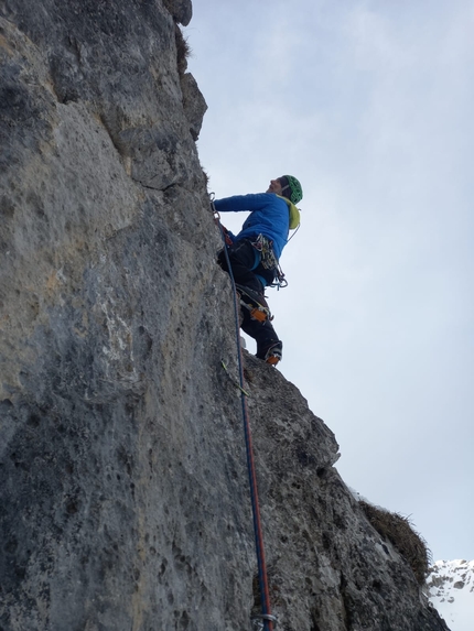 Via Gigante Buono, Monte Croce, Ivo Ferrari, Flavio Leoni - Ivo Ferrari durante la prima invernale della Via Gigante Buono al Monte Croce (Alpi Orobie) il 23/12/2022