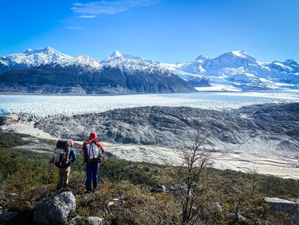 Cerro Arenales, Patagonia, Rebeca Cáceres, Nadine Lehner, Isidora Llarena - Cerro Arenales, Patagonia: Rebeca Cáceres, Nadine Lehner e Isidora Llarena si godono la vista sul Hielo Continental Norte all'inizio della spedizione