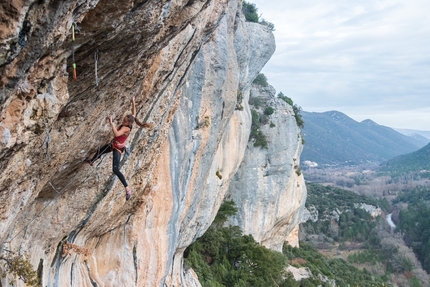 Eva Hammelmüller, Saint Léger du Ventoux, France - Eva Hammelmüller repeating La ligne claire (8c+) at Saint Léger du Ventoux in France