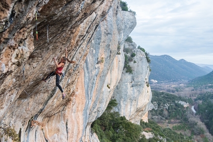 Eva Hammelmüller ripete La ligne claire (8c+) a Saint Léger du Ventoux