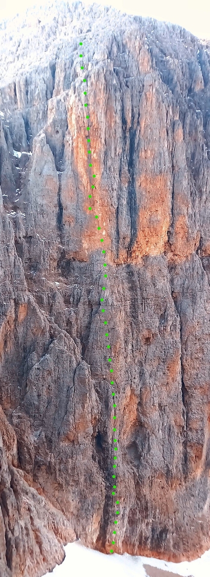 Pala di San Martino, Dolomiti, Renzo Corona, Flavio Piccinini - Il tracciato di 'Medaglia di Bronzo', parete nord Pala di San Martino, Dolomiti (Renzo Corona, Flavio Piccinini 28/08/2022)