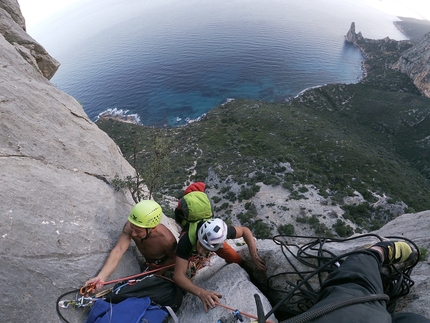 Punta Giradili, Sardegna, Alviero Garau, Davide Lagomarsino - L'apertura di 'Crysalis by Grenke' alla Punta Giradili, Sardegna (Alviero Garau, Davide Lagomarsino)