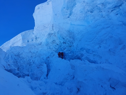 Manaslu, Alex Txikon, Pasang Nurbu Sherpa, Gelu Sherpa, Maila Sherpa, Mantere Lama Sherpa, Gamje Babu Sherpa, Chepal Sherpa - Manaslu prima invernale integrale: Alex Txikon, Pasang Nurbu Sherpa, Gelu Sherpa, Maila Sherpa, Mantere Lama Sherpa, Gamje Babu Sherpa e Chepal Sherpa