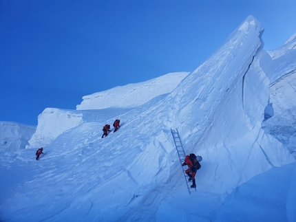 Manaslu, Alex Txikon, Pasang Nurbu Sherpa, Gelu Sherpa, Maila Sherpa, Mantere Lama Sherpa, Gamje Babu Sherpa, Chepal Sherpa - Manaslu prima invernale integrale: Alex Txikon, Pasang Nurbu Sherpa, Gelu Sherpa, Maila Sherpa, Mantere Lama Sherpa, Gamje Babu Sherpa e Chepal Sherpa