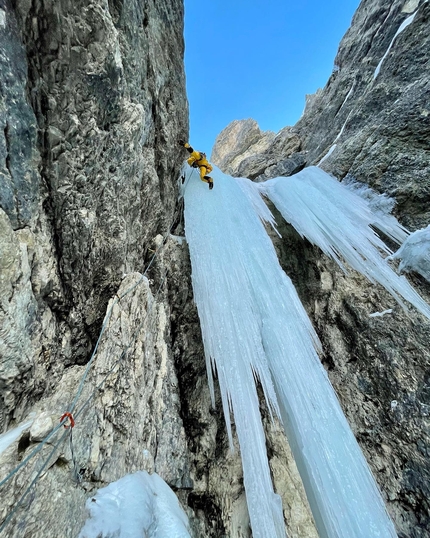 Somamunt, Val Badia, Dolomiti, Simon Gietl, Aaron Durogati, Davide Prandini - Simon Gietl durante l'apertura di Felsenkeller sulla cima Somamunt sopra Campill / Longiarü in Val Badia, Dolomiti (Simon Gietl, Aaron Durogati, Davide Prandini 01/2023)