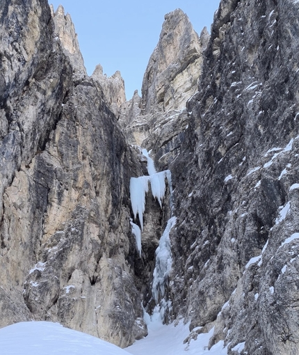 Somamunt, Val Badia, Dolomiti, Simon Gietl, Aaron Durogati, Davide Prandini - Felsenkeller sulla cima Somamunt sopra Campill / Longiarü in Val Badia, Dolomiti