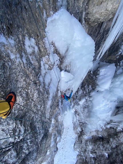 Somamunt, Val Badia, Dolomites, Simon Gietl, Aaron Durogati, Davide Prandini - Davide Prandini establishing Felsenkeller on Somamunt above Campill / Longiarü in Val Badia, Dolomites