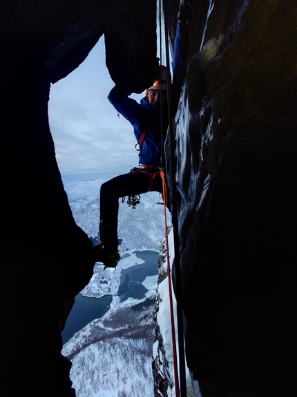 Rånkeipen, Narvik, Norvegia, Juho Knuuttila, Alexander Nordvall - Alexander Nordvall apre Arctic Circus insieme a Juho Knuuttila sulla parete SO di Rånkeipen in Norvegia