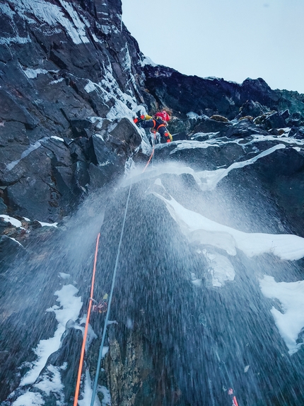 Rånkeipen, Narvik, Norvegia, Juho Knuuttila, Alexander Nordvall - Juho Knuuttila apre Arctic Circus insieme a Alexander Nordvall sulla parete SO di Rånkeipen in Norvegia