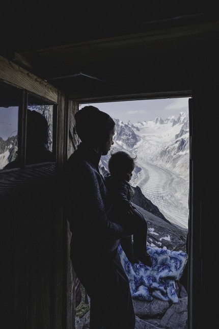 Rifugio Charpoua, Monte Bianco, Sarah Cartier - Sarah Cartier osserva il Mer de Glace dal Rifugio Charpoua nel massiccio del Monte Bianco