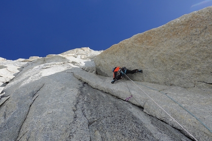 Aguja Mermoz, Patagonia, Matteo Della Bordella, Leo Gheza, Sean Villanueva - Matteo Della Bordella climbing the first hard pitch (6c) of the route, shared with the Ferrari-Ceballos route Aguja Mermoz, Patagonia (Matteo Della Bordella, Leo Gheza, Sean Villanueva 10-11/01/2023)