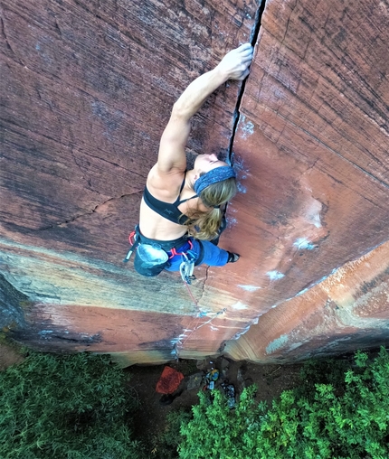 Émilie Pellerin, Air China, Liming, China - Émilie Pellerin climbing Air China 5.13d at Liming in China in 209