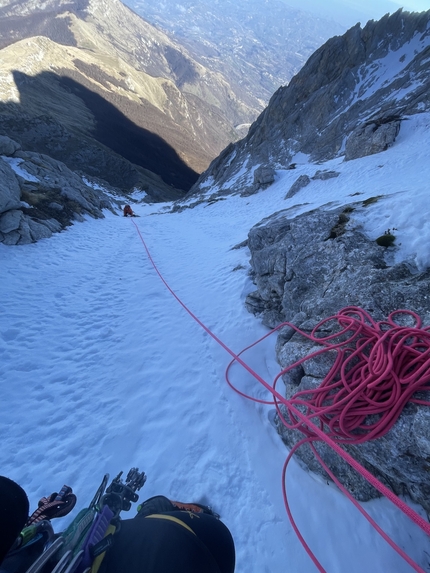 Gran Sasso, Back in black, Riccardo Quaranta, Francesco Del Vecchio - Francesco Del Vecchio sul primo tiro di 'Back in black' allo Sperone Franchetti (Gran Sasso d'Italia), aperta insieme a Riccardo Quaranta il 06/01/2023