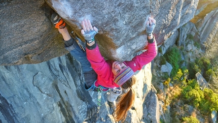 Mari Salvesen libera Tazlov, fessura trad di 8b in Norvegia