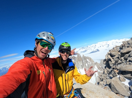 Patagonia, Care Bear Traverse, Aguja Guillaumet, Aguja Mermoz, Pilastro Goretta, Fitz Roy, Matteo Della Bordella, Leo Gheza - Matteo Della Bordella e Leonardo Gheza in cima al Fitz Roy in Patagonia durante la Care Bear Traverse (Aguja Guillaumet, Aguja Mermoz, Pilastro Goretta, Fitz Roy 17-19/01/2023)