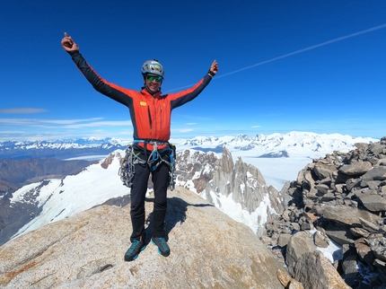 Patagonia, Care Bear Traverse, Aguja Guillaumet, Aguja Mermoz, Pilastro Goretta, Fitz Roy, Matteo Della Bordella, Leo Gheza - Matteo Della Bordella in cima al Fitz Roy in Patagonia durante la Care Bear Traverse (Aguja Guillaumet, Aguja Mermoz, Pilastro Goretta, Fitz Roy 17-19/01/2023)