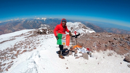 Andrea Lanfri, Aconcagua - Andrea Lanfri in cima all'Aconcagua il 22/01/2023. L’alpinista lucchese, che nel 2015 aveva perso entrambe le gambe e sette dita delle mani in seguito ad una meningite fulminante con sepsi meningococcica, era salito in cima anche il 16/01/2023