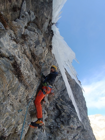 Al Pian della Mussa in Val d’Ala di Lanzo la via di ghiaccio e misto Fragolina Coraggiosa